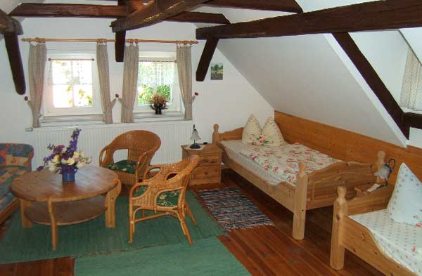 Schlafzimmer mit zwei Einzelbetten